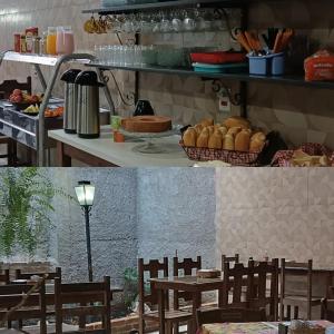 een keuken met een tafel met stoelen en eten op een aanrecht bij Pousada Ribeirinha in Aparecida