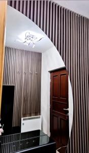 Cette chambre dispose d'un couloir avec une porte et un mur. dans l'établissement Vip apartman Zlatiborski konak, à Zlatibor