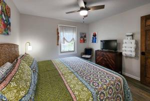 Un pat sau paturi într-o cameră la Kingfisher Cabin