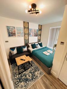 R2 - Newly renovated Luxury Private En-Suite Room in Harborne Park Road - Birmingham في برمنغهام: غرفة نوم صغيرة مع سرير وأريكة