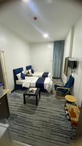 una camera d'albergo con letto, divano e tavolo di دار اوتيل Dar Otel a Arar
