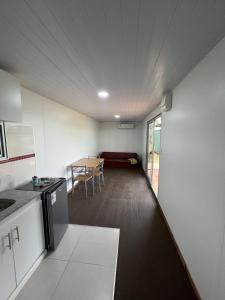 a kitchen and dining room with a table in a room at Cabañas El Calabres in Tacuarembó