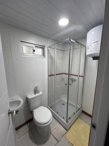 een badkamer met een douche en een toilet bij Cabañas El Calabres in Tacuarembó