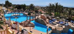 Blick auf einen Pool in einem Resort in der Unterkunft Imperial Park - Bungalow 3503 in Calpe + 13 Fotos