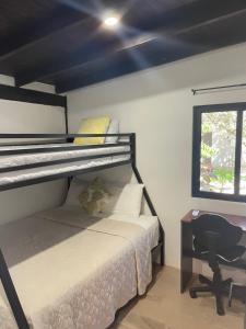 1 Schlafzimmer mit 2 Etagenbetten und einem Schreibtisch in der Unterkunft Puerta Negra in Playa Flamingo