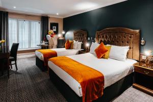 Postel nebo postele na pokoji v ubytování Drury Court Hotel