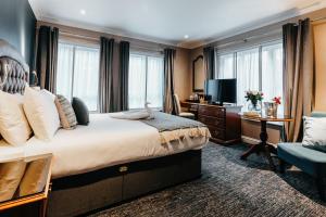 Postel nebo postele na pokoji v ubytování Drury Court Hotel