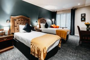 Postel nebo postele na pokoji v ubytování Drury Court Hotel + 29 fotografií