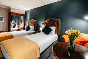 Postel nebo postele na pokoji v ubytování Drury Court Hotel