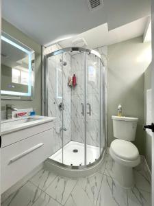 La salle de bains est pourvue d'une douche, de toilettes et d'un lavabo. dans l'établissement Two Bedroom Basement Ensuite 15 mins from The Niagara Falls, à Thorold