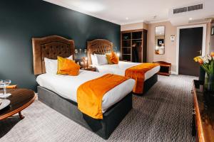 Postel nebo postele na pokoji v ubytování Drury Court Hotel