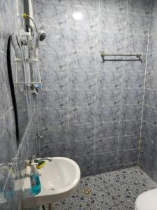 een badkamer met een wastafel en een douche bij Commander Place Accra-Urban Budget Living 1,2-Beds in Oyarifa, Wifi, 5star service, 35mins to airport, by DLA in Oyarifa