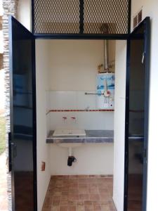 baño con lavabo en una habitación en Complejo Médanos en San Bernardo