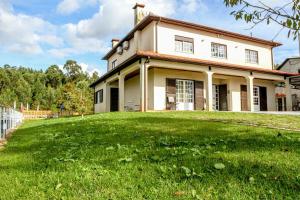 ein Haus mit einem großen Garten davor in der Unterkunft Martins House in Vila Viçosa