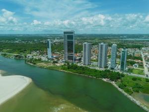 Vue aérienne d'une ville à côté d'une rivière dans l'établissement Apartamento com Vista Deslumbrante à Beira Mar., à Récife