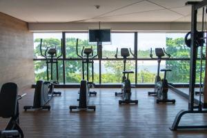 - une salle de sport avec une rangée de vélos d'exercice dans l'établissement Apartamento com Vista Deslumbrante à Beira Mar., à Récife