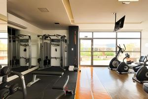 um ginásio com passadeiras e máquinas de exercício numa sala em Nosso Apê 915: Ar-condicionado | Piscina | Academia - NA1302 em Juiz de Fora