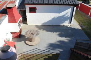 an overhead view of a backyard with a white garage at Hospedaje BAHUINIAS II in Federación