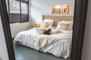 ein Schlafzimmer mit einem Bett mit einem Teddybär drauf in der Unterkunft Le majestueux • Jacuzzi • Cinema • Netflix • Wifi in Reims