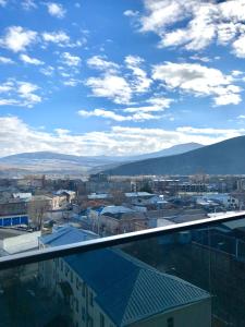 vista su una città con montagne sullo sfondo di Brand new 1-bedroom apartment in city centre a Gori