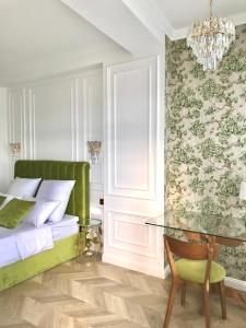 una camera con letto verde e tavolo in vetro di Brand new 1-bedroom apartment in city centre a Gori