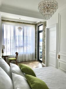 - une chambre avec un grand lit et un lustre dans l'établissement Brand new 1-bedroom apartment in city centre, à Gori