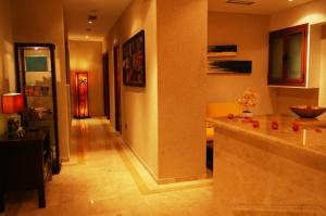 a living room with a kitchen and a hallway at Aegeon Hotel in Karlovasi
