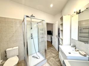 Ένα μπάνιο στο Lumineux appartement deux pièces