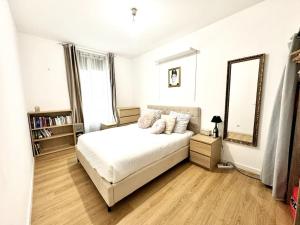 Ένα ή περισσότερα κρεβάτια σε δωμάτιο στο Lumineux appartement deux pièces