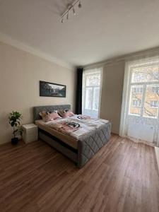 una camera con letto e pavimento in legno di One-Room Danube Apartment a Vienna