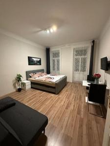 una camera con letto e pavimento in legno di One-Room Danube Apartment a Vienna