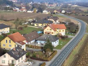 a village with houses and a road at Ferienwohnung Moni in Geiseldorf