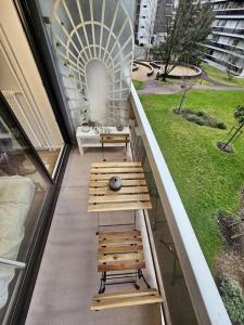 twee banken op het balkon van een gebouw bij Superbe suite moderne avec balcon et piscine in Boulogne-Billancourt