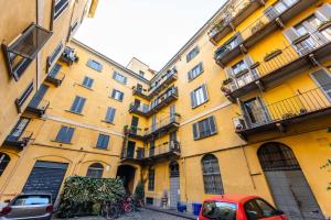 un edificio amarillo con bicicletas estacionadas frente a él en Milano Apartments Navigli, en Milán