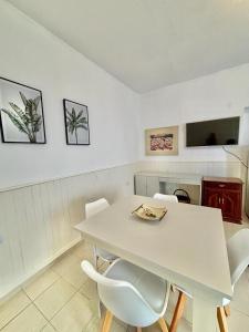 a dining room with a white table and chairs at Casa Blanca 2 in Santiago del Estero