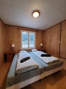 um quarto com 2 camas e uma janela em Chalet Nature Park "Apartment Thun" - Self Check-in em Thun