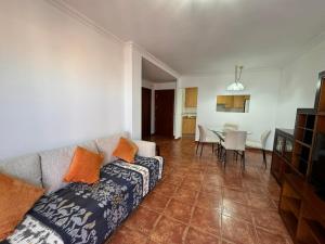 sala de estar con sofá y mesa en Alquilaencanarias Sotavento Paradise, en Granadilla de Abona