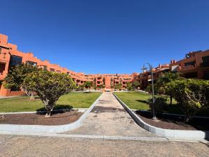 eine leere Straße vor einem großen Gebäude in der Unterkunft Alquilaencanarias Sotavento Paradise in Granadilla de Abona