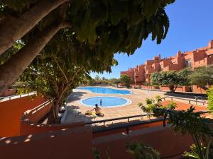 Una vista desde el balcón de un resort con piscina. en Alquilaencanarias Sotavento Paradise, en Granadilla de Abona