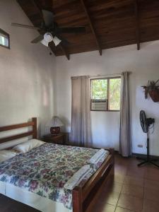 um quarto com uma cama e uma ventoinha de tecto em Lodge Barka Lounge em Jabilla