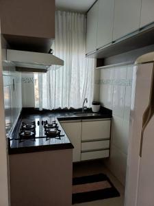 Il comprend une petite cuisine équipée d'une cuisinière et d'un évier. dans l'établissement Lindo AP inteiro de um quarto próximo a praia., à Vila Velha