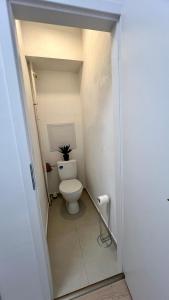 uma pequena casa de banho com WC num corredor em Priestranný apartmán blízko centra em Bratislava