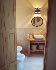 een badkamer met een wastafel en een toilet bij El Jardín Secreto Se pide seña para reservar in Piriápolis