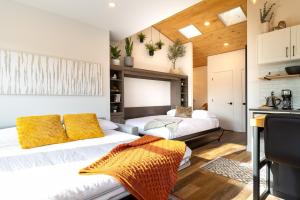 Nhà bếp/bếp nhỏ tại Coastal Creative Garden Studio