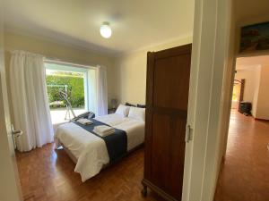 um quarto com uma cama e uma janela em Doordrift Extension em Cidade do Cabo