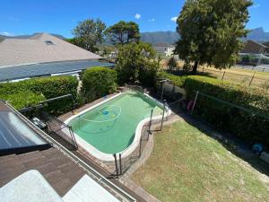 uma imagem de uma piscina num quintal em Doordrift Extension em Cidade do Cabo