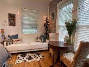 Posezení v ubytování Newly remodeled studio near downtown Brenham
