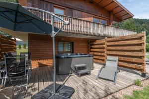 Patio nebo venkovní prostory v ubytování Chalets du Bouchot & Jacuzzi privatif proximité Gerardmer & La Bresse