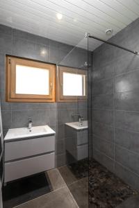 Koupelna v ubytování Chalets du Bouchot & Jacuzzi privatif proximité Gerardmer & La Bresse
