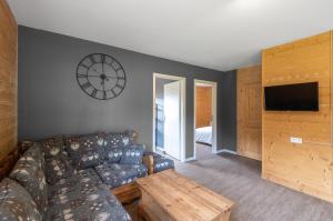 TV a/nebo společenská místnost v ubytování Chalets du Bouchot & Jacuzzi privatif proximité Gerardmer & La Bresse